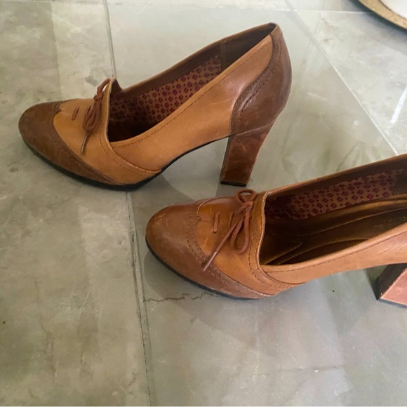 Naturalizer’s 2 tone block heels in brown leather. 3.5” heel. - Picture 3 of 7